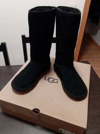 Botas UGG 38 essential tall de segunda mano por 125 EUR en Madrid en  WALLAPOP