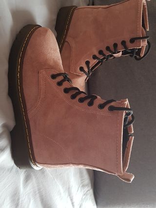 Botas tipo Martin de segunda mano por 9 EUR en Don Benito en WALLAPOP