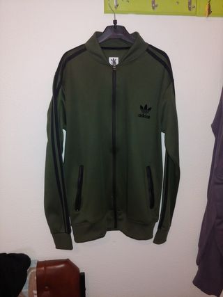 SUDADERA ADIDAS VERDE militar de segunda mano por 18 EUR en Colmenar Viejo  en WALLAPOP