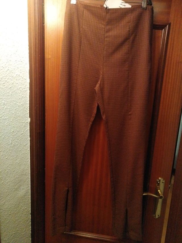 pantalón color teja,largo y con campana.