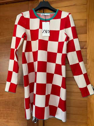 Vestido Zara cuadros rojos y blancos de segunda mano por 18 EUR en  Pontevedra en WALLAPOP