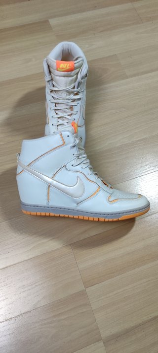 Zapatillas cuña Nike Sky hi premium nuevas de segunda mano por 50 EUR en  Alcázar de San Juan en WALLAPOP