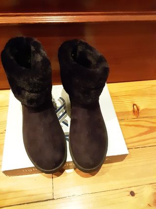 Botines negros esquimal (39) Primark de segunda mano por 4 EUR en  Vitoria-Gasteiz en WALLAPOP