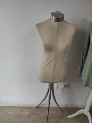 Decoración tienda de ropa de segunda mano por 2 EUR en Arroyo de La Miel en  WALLAPOP