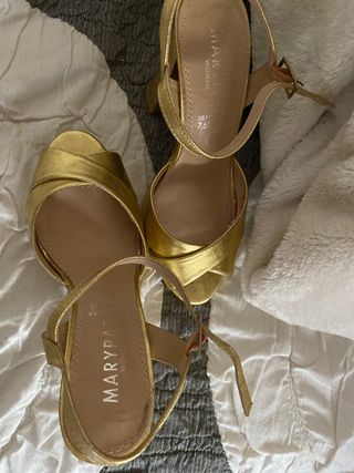Zapato fiesta dorado marypaz de segunda mano por 9,5 EUR en Riba-Roja de  Turia en WALLAPOP