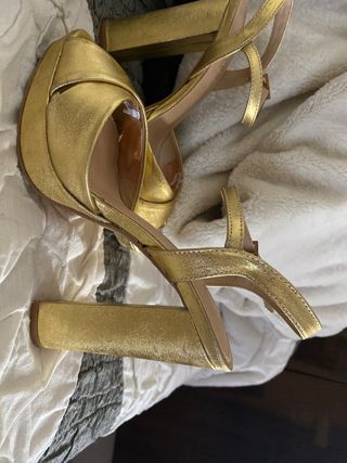 Zapato fiesta dorado marypaz de segunda mano por 9,5 EUR en Riba-Roja de  Turia en WALLAPOP