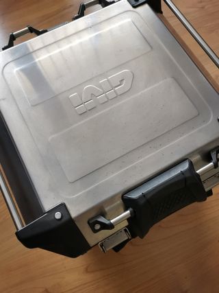 Baúl Givi Trekker outback 42 de segunda mano por 230 EUR en Alcalá la Real  en WALLAPOP