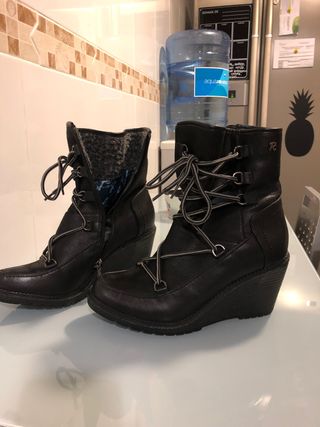 Botas cuña negras , nuevas . Talla 38. de segunda mano por 12 EUR en Puerto  de Sagunto en WALLAPOP