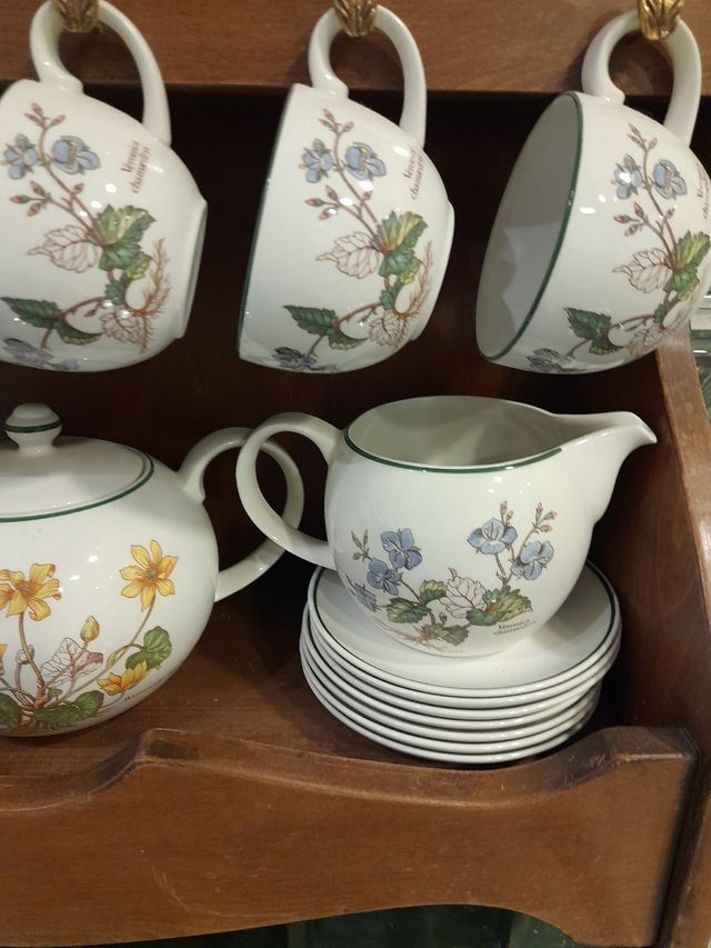 PLATERO O TACERO MADERA CON JUEGO DE TE INGLES.