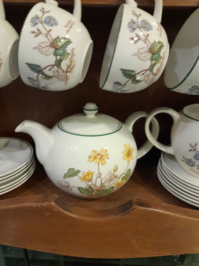 PLATERO O TACERO MADERA CON JUEGO DE TE INGLES.