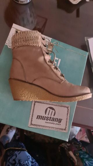 Botas Mustang cuña 37 de segunda mano por 20 EUR en Guadalajara en WALLAPOP