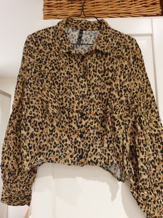 Blusa de leopardo de Zara de segunda mano por 5 EUR en A Coruña en WALLAPOP