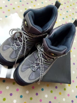 BOTAS TREKKING ADIDAS de segunda mano por 35 EUR en Azucarera Leopoldo en  WALLAPOP