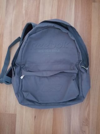 Mochila clásica Reebok de segunda mano por 5 EUR en Barcelona en WALLAPOP
