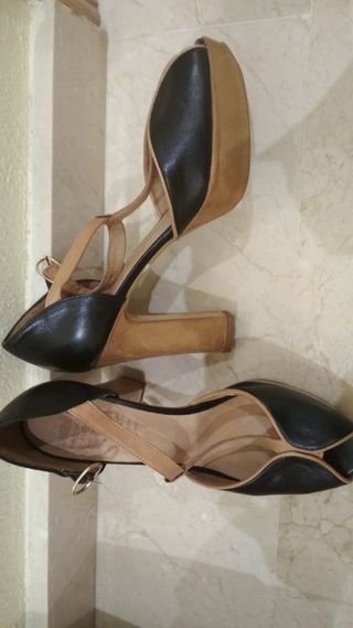 Zapatos tipo sandalias con plataforma y tacón de segunda mano por 12 EUR en  Elche en WALLAPOP