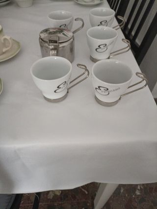 Juego de 5 tazas de café y lechera de aluminio de segunda mano por 6 EUR en  Gandía en WALLAPOP