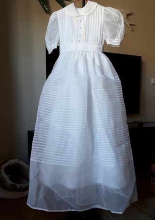 Vestido blanco de organdí suizo marca Artesanía de la Torre