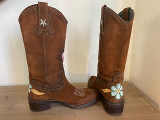 Botas cowboy camperas piel Exe de segunda mano por 69 EUR en Puente San  Miguel en WALLAPOP