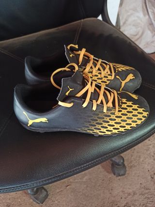 Botas Puma multitacos de segunda mano por 6 EUR en Vilajüiga en WALLAPOP
