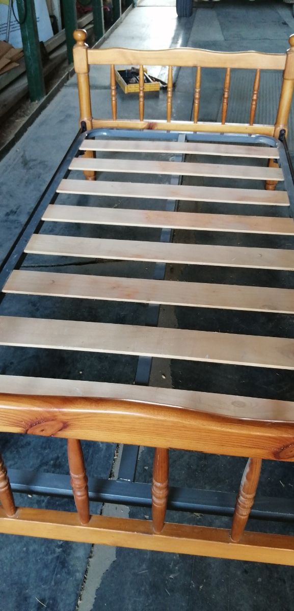 Cama de madera con somiers