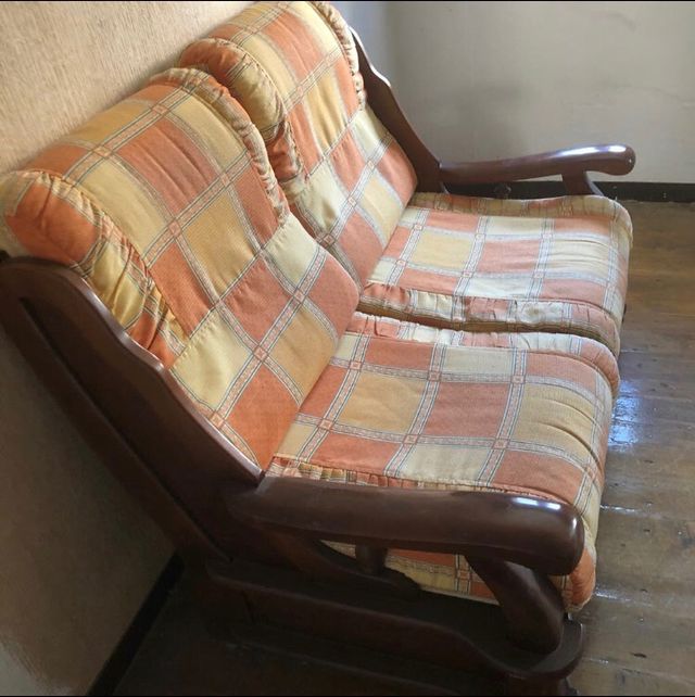 SOFA DOS PLAZAS estructura de madera .