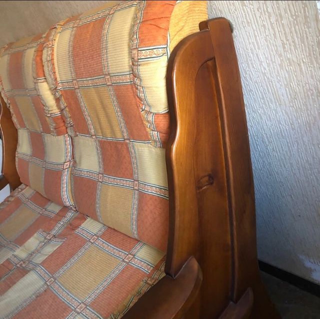 SOFA DOS PLAZAS estructura de madera .