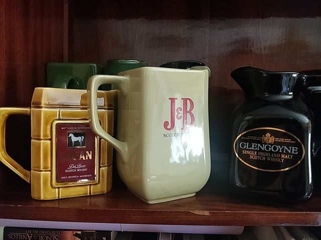PRECIOSA COLECCION DE JARRAS DE WHISKY 