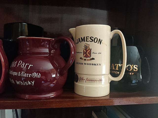 PRECIOSA COLECCION DE JARRAS DE WHISKY 