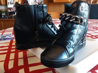 Botin con cuña guess de segunda mano por 25 EUR en Castellón de la Plana en  WALLAPOP