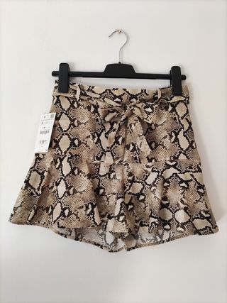 Falda pantalón animal print de Zara, S. de segunda mano por 17 EUR en  Valencia en WALLAPOP
