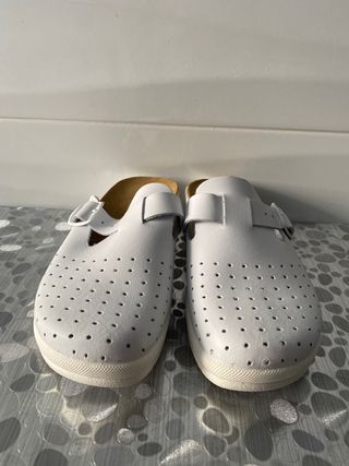 Zuecos blancos trabajo de segunda mano por 12 EUR en Gijón en WALLAPOP