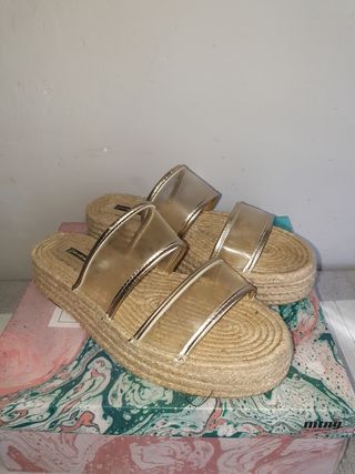Sandalia Stradivarius esparto de segunda mano por 8 EUR en Barcelona en  WALLAPOP