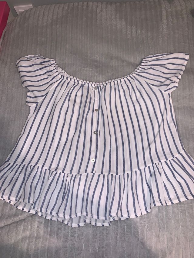 Blusa con goma en la zona de los hombros 