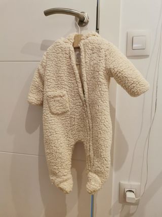 Buzo bebé zara borrego de segunda mano por 10 EUR en Vilanova i la Geltrú  en WALLAPOP