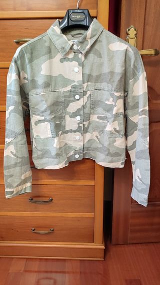 Chaqueta de mujer Zara de segunda mano por 15 EUR en Llodio en WALLAPOP