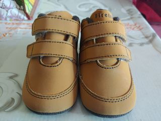 Zapatos bebé talla 17 primeros pasos de segunda mano por 10 EUR en Lleida  en WALLAPOP