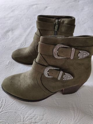 Botines verde caqui de segunda mano por 15 EUR en Jimena de la Frontera en  WALLAPOP