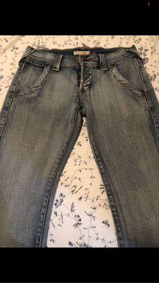 Pantalón Levis 513 talla M mujer de segunda mano por 15 EUR en L\\'Eliana en  WALLAPOP