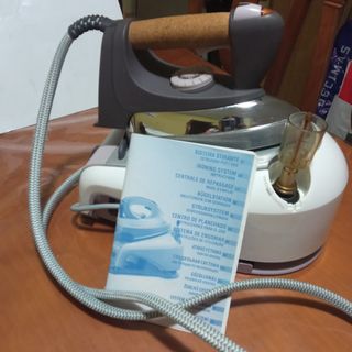 Centro de planchado Delonghi Stirella de segunda mano por 35 EUR en  Marbella en WALLAPOP