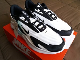Nike Air Max Bolt, Talla 44 a estrenar de segunda mano por 69 EUR en  Estrada de Reza en WALLAPOP