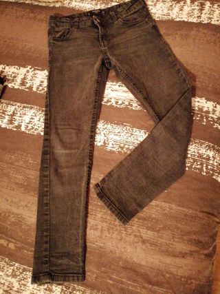 Pantalones tejanos negros talla 9-10 años de segunda mano por 4 EUR en  Barcelona en WALLAPOP