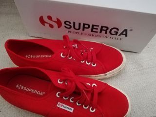 Zapatillas Superga rojas talla 41 con muy poco uso de segunda mano por 20  EUR en Córdoba en WALLAPOP