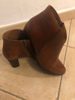 Botines piel Españoles de segunda mano por 25 EUR en Eivissa-San Juan en  WALLAPOP
