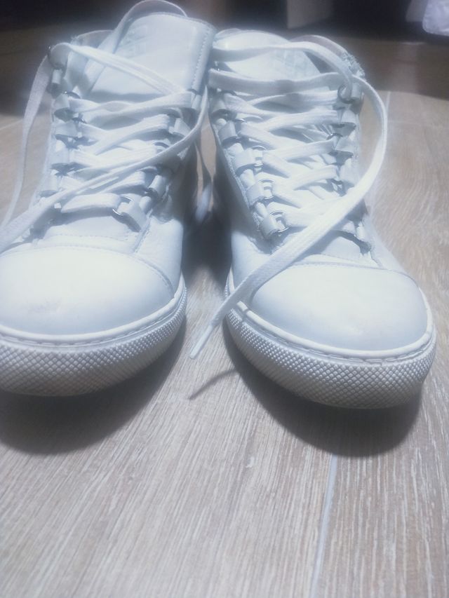 zapatillas de piel blanca