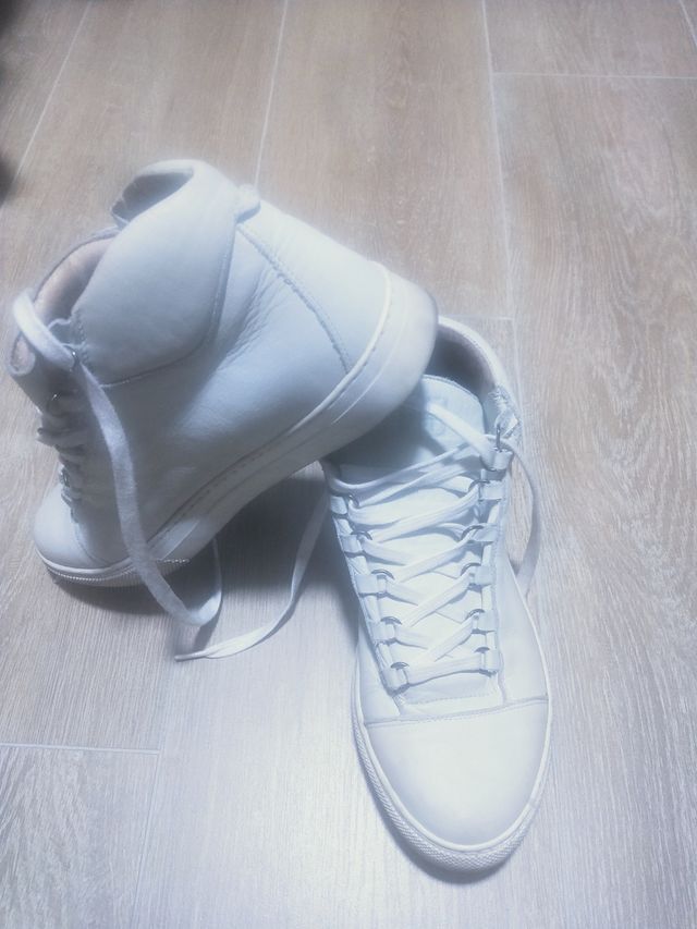 zapatillas de piel blanca