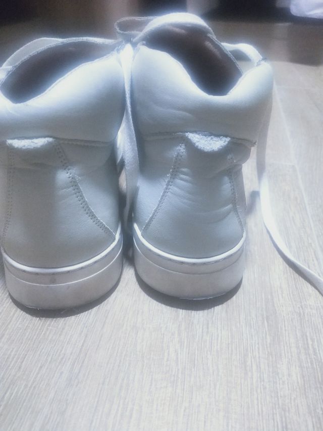zapatillas de piel blanca