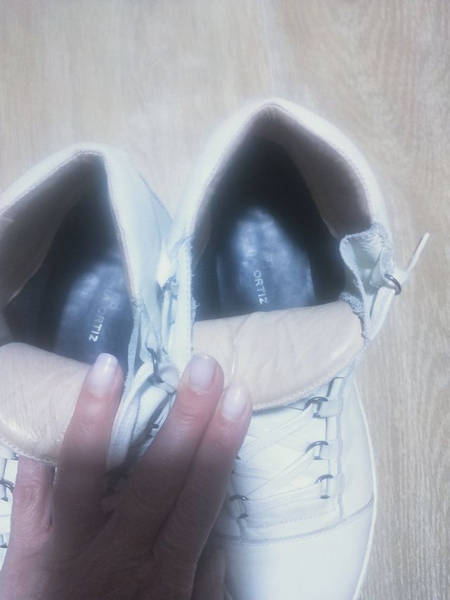 zapatillas de piel blanca