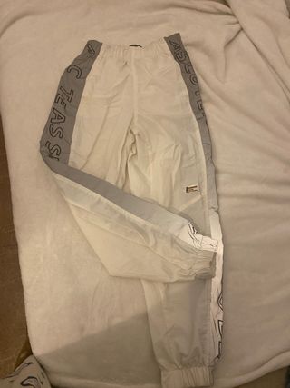 Pantalón deportivo fino de Bershka brillante de segunda mano por 20 EUR en  Barcelona en WALLAPOP