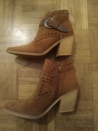 Botines camperos con tachuelas para mujer. de segunda mano por 10,5 EUR en  León en WALLAPOP