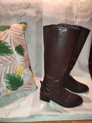 Botas Altas Mujer – Zara Basic Estilo Campera en Marrón Oscuro de Segunda  Mano – Ropasion